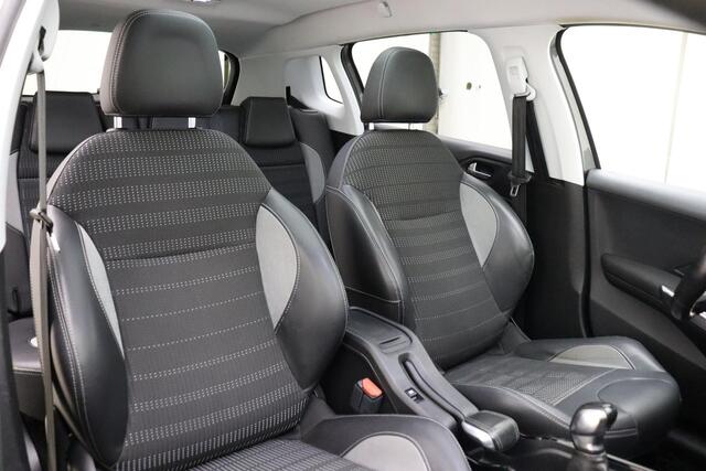 Peugeot 2008 1.2 PureTech Allure 110pk | Navigatie | Panoramadak | Trekhaak | Climate Control | Lichtmetalen Velgen | Cruise Control | Parkeersensoren