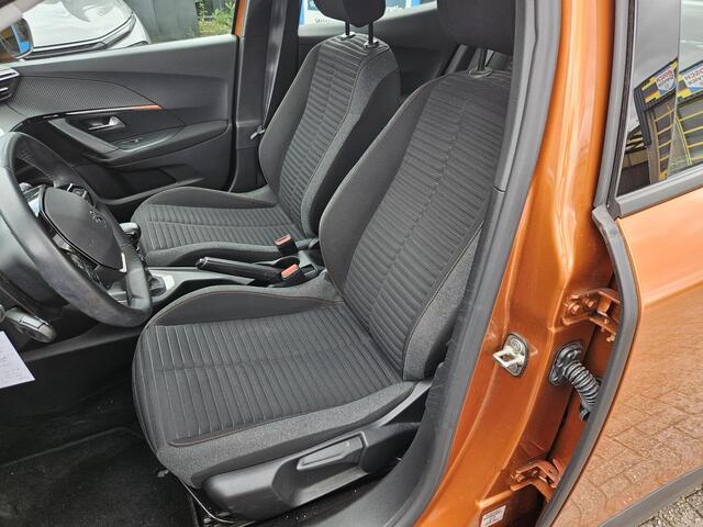 Peugeot 2008 1.2 PureTech Active Pack 100PK | Apple Carplay/Android Auto | Peugeot Connect 3D Navigatie | Airco-Ecc | Cruise | 16"LM-Velgen | PDC | Achteruitrijcamera Visioppark 1 | binnenspiegel automatisch dimmend | Regensensor LED Verlichting