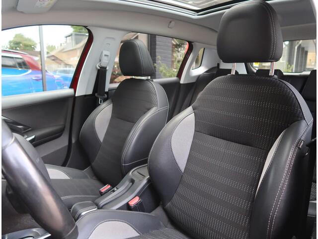 Peugeot 2008 1.2 benzine * AUTOMAAT * 110 Pk Allure * Navigatie * Panoramadak * Achteruitrij Camera * Climate & Cruise Control * 1/2 Lederen Interieur * Vingerhoets: Vierde Generatie Eersteklas Service !