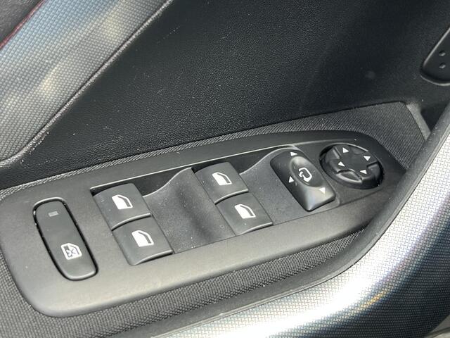 Peugeot 2008 1.2 PureTech Allure | NAP | Trekhaak | Dealer onderhouden | DAB | Navigatie | Parkeersensoren | Cruise Control | Climate Control | Lichtmetaal |