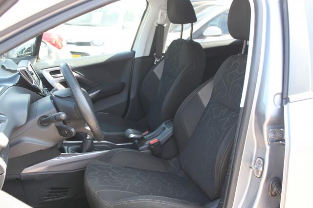 Peugeot 2008 1.2 PureTech Allure, navigatie, airco.