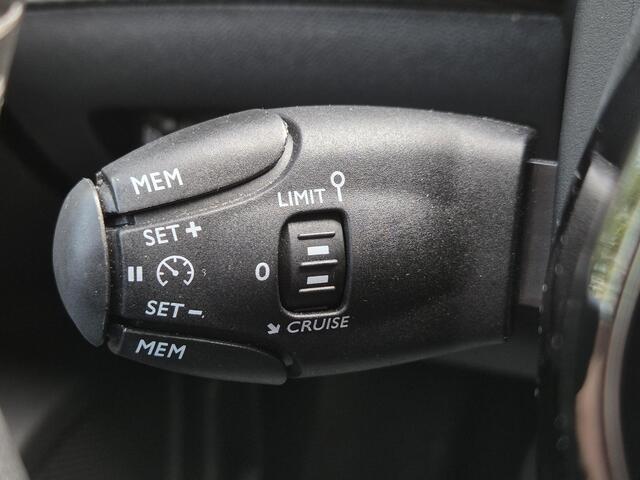 Peugeot 2008 1.2 100pk Allure / Stoelverwarming / Apple Carplay Android Auto / Rondomzicht camera / cruise control / Navigatie /
