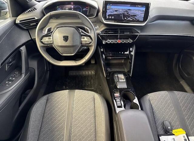 Peugeot 2008 1.2 Hybrid 136 Allure | VERWACHT 07-2025 | Achteruitrijcamera | Navigatie | Privacy Glass | Gris Selenium