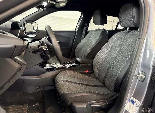 Peugeot 2008 1.2 Hybrid 136 Allure | VERWACHT 07-2025 | Achteruitrijcamera | Navigatie | Privacy Glass | Gris Artense