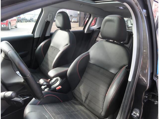 Peugeot 2008 130 Pk Benzine Hele Sportieve * GT-Line * Navigatie * 1/2 Lederen Interieur * Parkeer Camera * Panorama dak * Sensoren * Climate & Cruise Control * L.M. Velgen * Vingerhoets; Vierde Generatie Eersteklas Service !