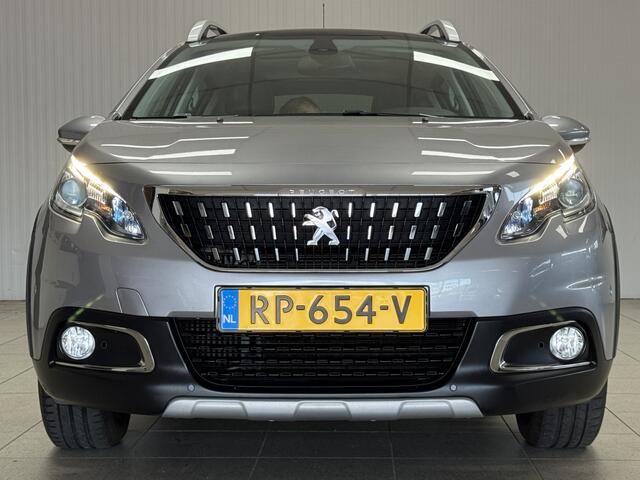 Peugeot 2008 1.2 PureTech Allure/ Panorama-Dak/ Trekhaak/ 16'' LMV/ Camera/ Apple + Andorid/ DAB+/ Half-Leder/ Navi/ Clima/ Cruise/ Bluetooth/ Multi. LEDER. Stuur/ Mistl./ PDC V+A/ Dakrails/ Chroom/ Extra getint glas.