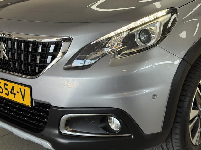 Peugeot 2008 1.2 PureTech Allure/ Panorama-Dak/ Trekhaak/ 16'' LMV/ Camera/ Apple + Andorid/ DAB+/ Half-Leder/ Navi/ Clima/ Cruise/ Bluetooth/ Multi. LEDER. Stuur/ Mistl./ PDC V+A/ Dakrails/ Chroom/ Extra getint glas.