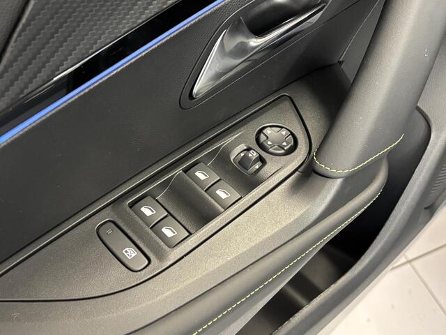 Peugeot 2008 1.2 Hybrid 145 GT Automaat | Elektrisch verstelbare bestuurdersstoel | Stoelverwarming | Massage | 4-seizoensbanden | 360 Camera | Navigatie | Adaptieve cruise control