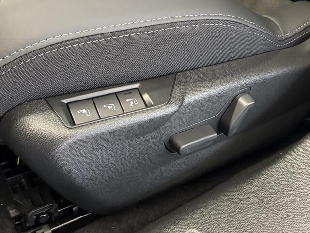 Peugeot 2008 1.2 Hybrid 145 GT Automaat | Elektrisch verstelbare bestuurdersstoel | Stoelverwarming | Massage | 4-seizoensbanden | 360 Camera | Navigatie | Adaptieve cruise control