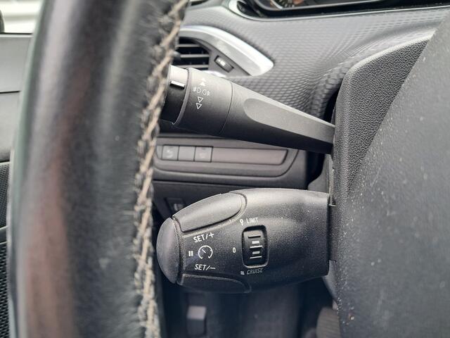 Peugeot 2008 1.2 PureTech GT-line!! | Clima | Cruise control | Trekhaak | LM Velgen | Distr. riem is al v.v. | RIJKLAARPRIJS INCL 12 MAANDEN GARANTIE EN BEURT