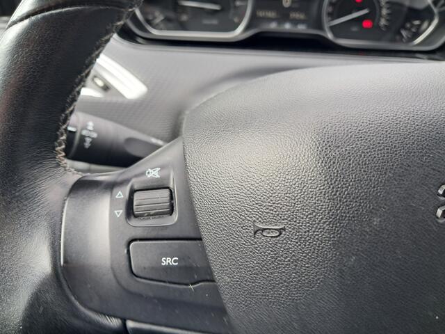 Peugeot 2008 1.2 PureTech GT-line!! | Clima | Cruise control | Trekhaak | LM Velgen | Distr. riem is al v.v. | RIJKLAARPRIJS INCL 12 MAANDEN GARANTIE EN BEURT
