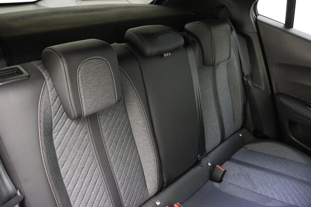 Peugeot 2008 1.2 PureTech 100 Allure | Navigatie | Climate Control | Camera | Cruise Control | Nieuw model | Donkere ramen achter
