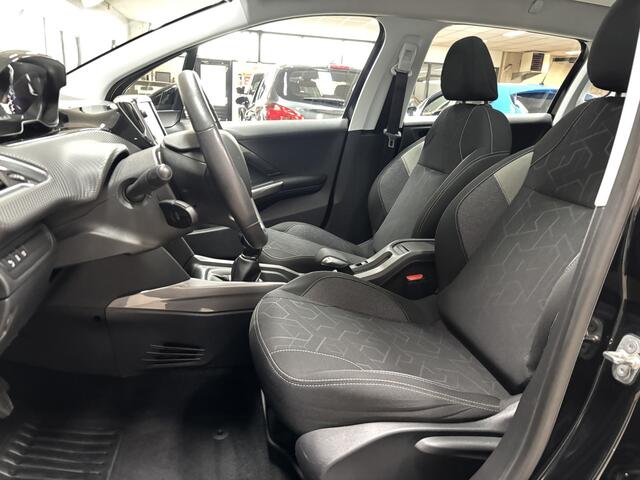 Peugeot 2008 1.2 PureTech Blue Lion/ D-Riem Verv. 87.000KM!/ Pano-Dak!/ Trekhaak/ DAB+/ Apple+Android/ Airco/ Navi/ Cruise/ Bluetooth/ Multi.LEDER.Stuur/ Elek.Pakket/ Isofix/ PDC Achter.