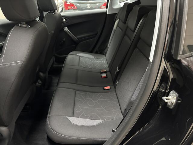 Peugeot 2008 1.2 PureTech Blue Lion/ D-Riem Verv. 87.000KM!/ Pano-Dak!/ Trekhaak/ DAB+/ Apple+Android/ Airco/ Navi/ Cruise/ Bluetooth/ Multi.LEDER.Stuur/ Elek.Pakket/ Isofix/ PDC Achter.