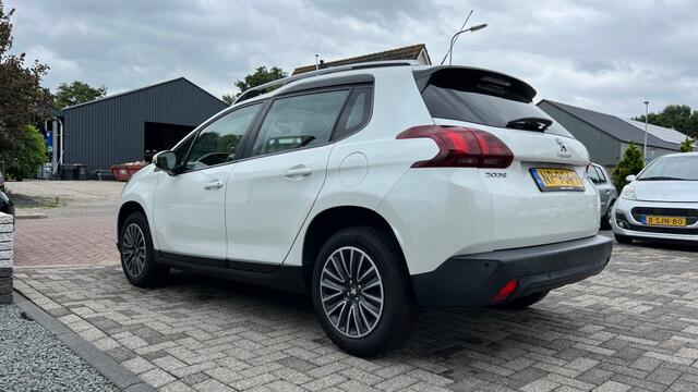 Peugeot 2008 1.2 Pure Tech Blue lion
