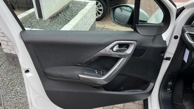 Peugeot 2008 1.2 Pure Tech Blue lion