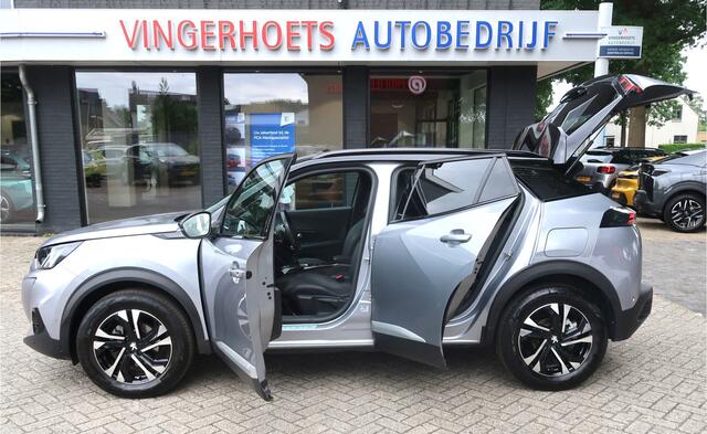 Peugeot 2008 130 Pk Benzine *** GT *** Navigatie * 1/2 Leder * Parkeer Camera * Climate & Cruise Control * L.M.Velgen * Start Button * DAB Radio * Apple Carplay / Android Auto * Spotify * Google Maps * Vingerhoets; Vierde Generatie Eersteklas Service !
