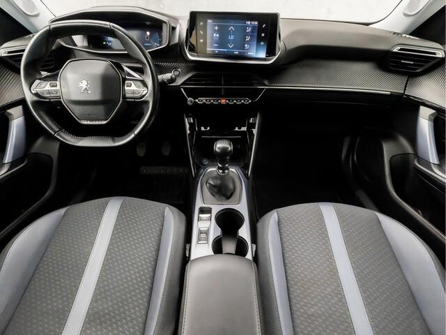 Peugeot 2008 1.2 PureTech Sport (VIRTUAL COCKPIT, APPLE CARPLAY, 360 CAMERA, LEDER, SPORTSTOELEN, CRUISE, LANE ASSIST, NIEUWSTAAT)