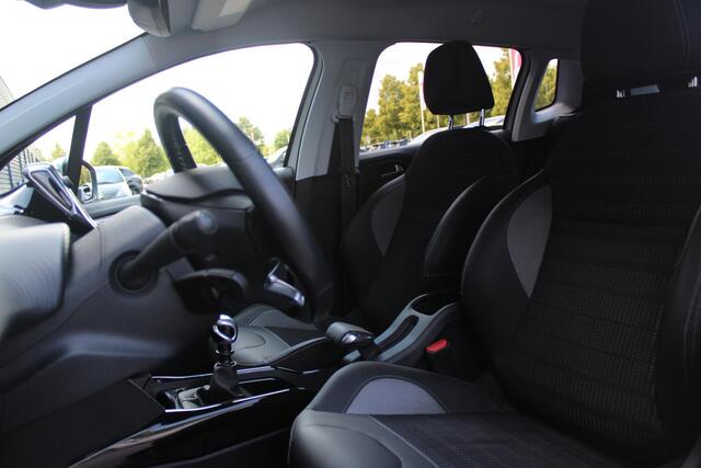 Peugeot 2008 1.2 130PK ALLURE | AFNEEMBARE TREKHAAK | APPLE CARPLAY/ANDROID AUTO | ALL SEASON BANDEN | GRIPP CONTROL | CRUISE CONTROL | CLIMATE CONTROL | LICHTMETALEN VELGEN |