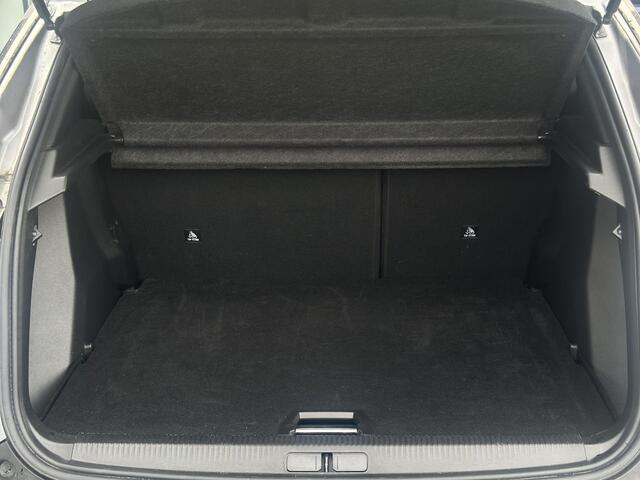 Peugeot 2008 1.2 Hybrid 136 GT | Adaptive Cruise Control | Sfeerverlichting | Draadloze telefoonlader | Navigatie | Climate Control | Apple Carplay/Android Auto |