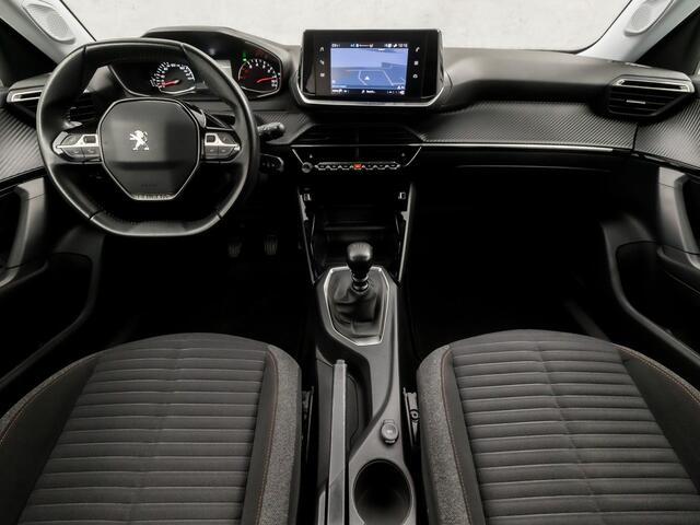Peugeot 2008 1.2 PureTech Sport (APPLE CARPLAY, GROOT NAVI, STOELVERWARMING, PARKEERSENSOREN, SPORTSTOELEN, LED KOPLAMPEN, CRUISE, LM VELGEN, NIEUWSTAAT)
