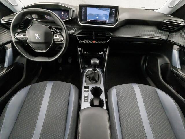 Peugeot 2008 1.2 PureTech Allure Sport (VIRTUAL COCKPIT, APPLE CARPLAY, LEDER, KEYLESS, 360 CAMERA, SPORTSTOELEN, GETINT GLAS, LM VELGEN, NIEUWSTAAT)