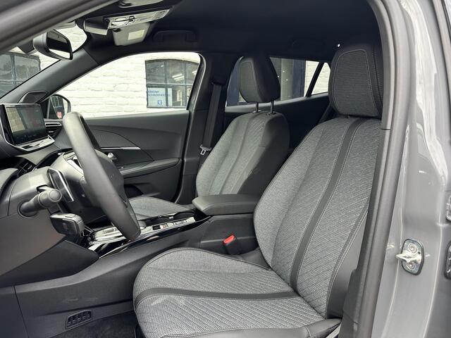 Peugeot 2008 1.2 Hybrid 145 PK Allure | Automaat | 2025 Auto | Navigatie via Telefoon | Grip Control met All Season Banden | Adaptieve Cruise Control | 360 Graden Camera | Parkeersensoren V+A | Hoge Zitpositie | Hybride Elektrisch rijden met Automaat | Climate Control
