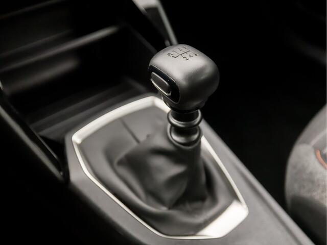 Peugeot 2008 1.2 PureTech Black Sport (APPLE CARPLAY, GROOT NAVI, 360 CAMERA, SPORTSTOELEN, LED KOPLAMPEN, LANE ASSIST, DAB+, PARKEERSENSOREN, NIEUWSTAAT)