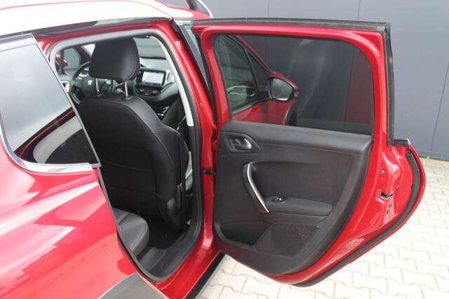 Peugeot 2008 1.2 PureTech Allure | incl. 12 maanden garantie | Nieuwe distributieriem! | Trekhaak | Cruise control | Apple carplay / android auto | Climate control | Navigatie | DAB+ radio | Isofix | Achteruitrijcamera | Parkeersensoren |