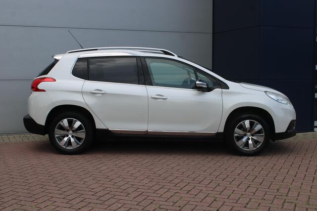 Peugeot 2008 1.2 PureTech Allure PANORAMADAK - TREKHAAK - NAVIGATIE