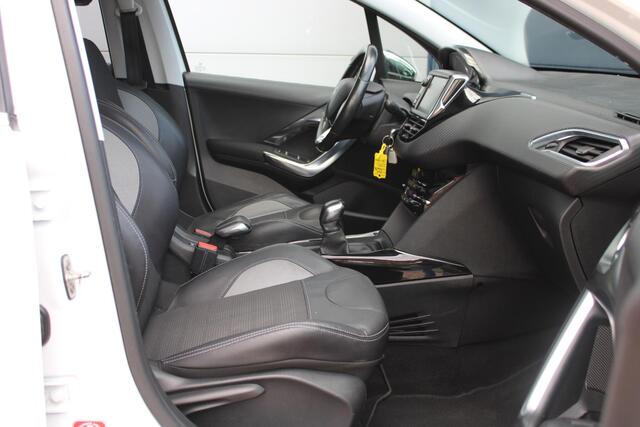Peugeot 2008 1.2 PureTech Allure PANORAMADAK - TREKHAAK - NAVIGATIE