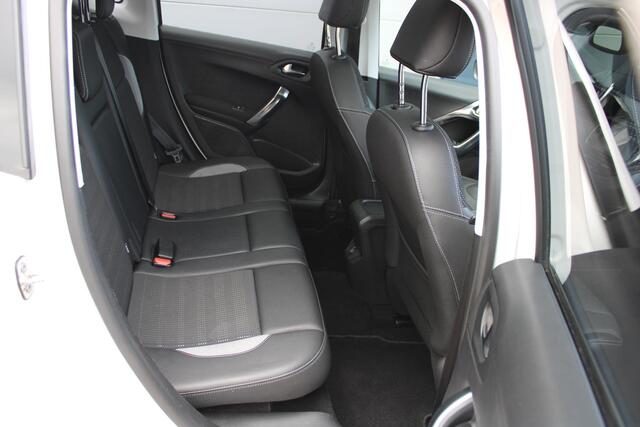 Peugeot 2008 1.2 PureTech Allure PANORAMADAK - TREKHAAK - NAVIGATIE