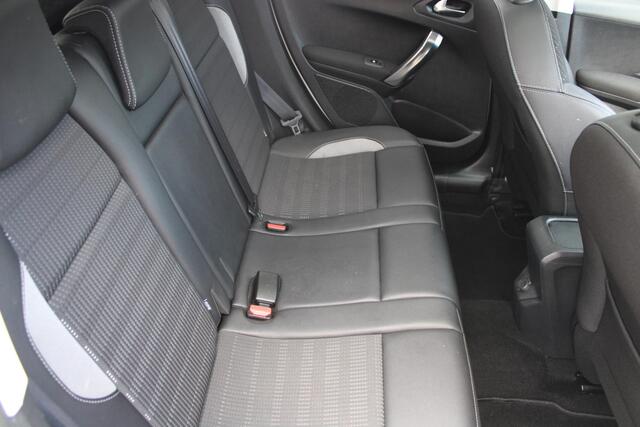 Peugeot 2008 1.2 PureTech Allure PANORAMADAK - TREKHAAK - NAVIGATIE