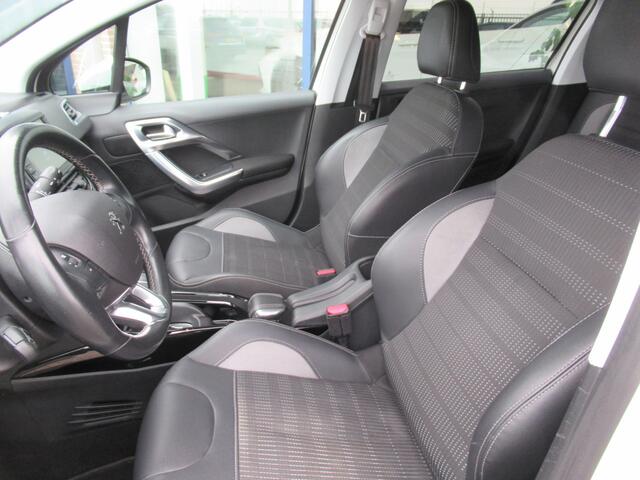 Peugeot 2008 1.2 Allure, Automaat / Trekhaak / Camera / Apple Carplay + Android Auto / Climate control / 17' LMV