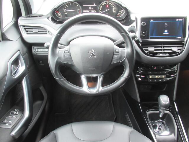 Peugeot 2008 1.2 Allure, Automaat / Trekhaak / Camera / Apple Carplay + Android Auto / Climate control / 17' LMV