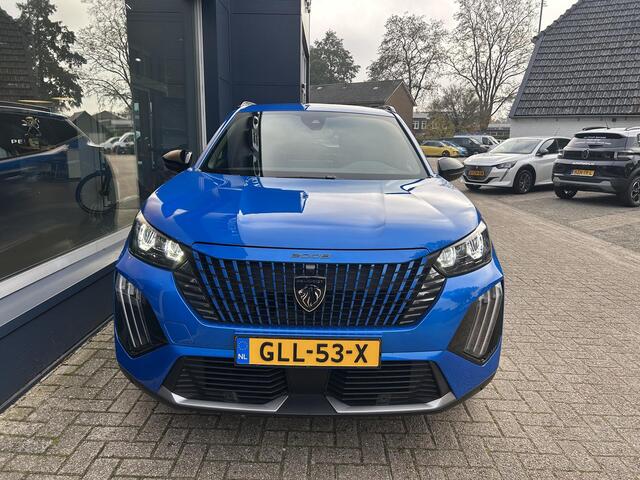 Peugeot 2008 1.2 Turbo 100PK Allure | Navigatie | All Season banden | 360 Graden Camera | Dode Hoek Detectie | Stoelverwarming | Climate Control | LED Verlichting | Cruise Control | 17" Lichtmetalen Velgen | Hoge Zitpositie | Half Lederen Bekleding |