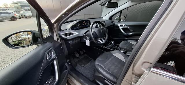 Peugeot 2008 NAP NAVI PDC CarPlay Panorama