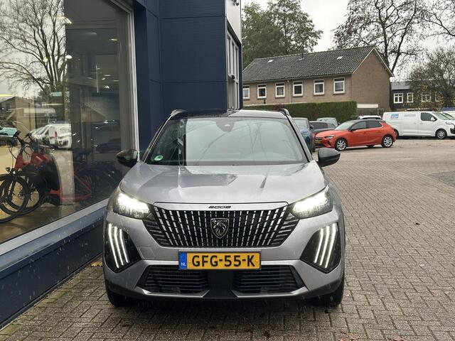 Peugeot 2008 1.2 Hybrid 145 PK GT Automaat | Navigatie | Keyless Entry | Full LED Verlichting | Parkeercamera | Adaptieve Cruise Control | Climate Control | Parkeersensoren | 17" Lichtmetalen Velgen | Hoge Zitpositie | Zwart Dak |