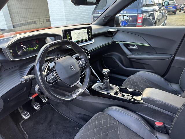 Peugeot 2008 1.2 Turbo 130 PK GT Pack | Meest Complete Uitvoering | Panorama Schuif-Kanteldak | Navigatie | Trekhaak 1200 Kg Afneembaar | Alcantara Interieur | Stoelverwarming | Adaptieve Cruise Control | Full LED Verlichting | Keyless Entry | Climate Control | Camera