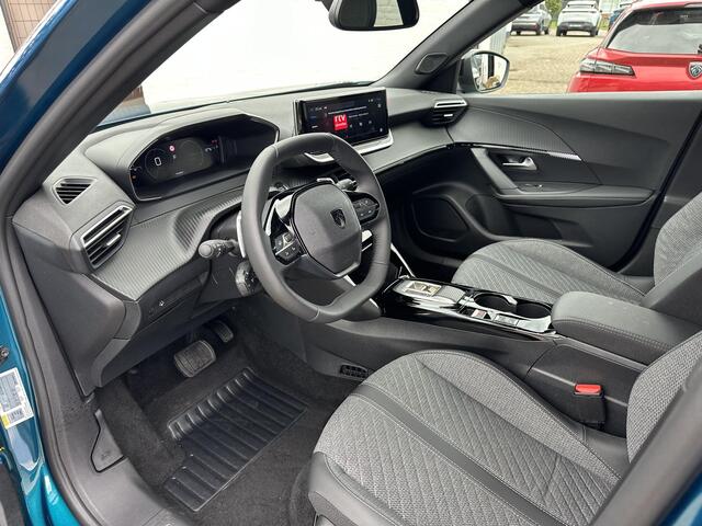 Peugeot 2008 1.2 Hybrid 145 PK Allure | Automaat Hybride | Adaptieve Cruise Control | 360 Graden Camera | Parkeersensoren V+A | Hoge Zitpositie | Climate Control | Stoelverwarming | Navigatie via Telefoon | Apple Carplay & Android Auto draadloos |LED Verlichting | 17"