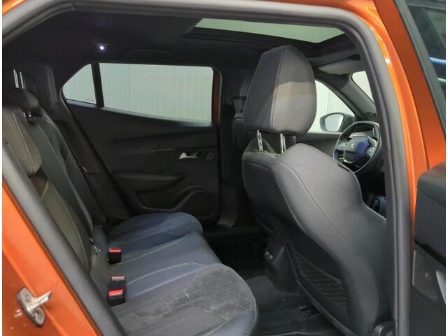 Peugeot 2008 1.2 131PK Automaat / GT Pack / Panoramadak / Trekhaak / HiFi-systeem FOCAL, / 1/2 Leder / Naviagatie / Pdc+Camera /