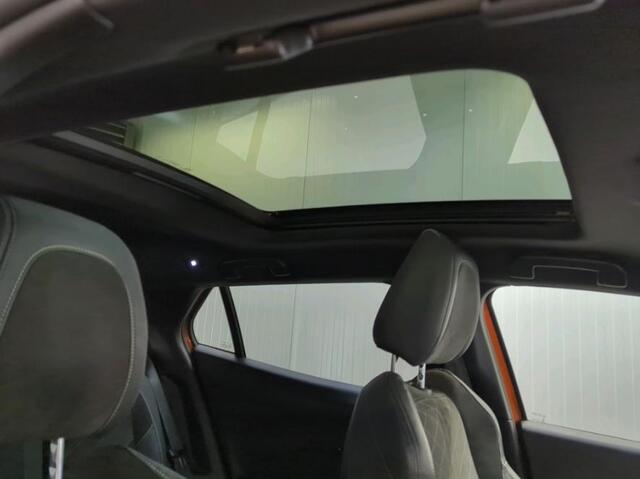 Peugeot 2008 1.2 131PK Automaat / GT Pack / Panoramadak / Trekhaak / HiFi-systeem FOCAL, / 1/2 Leder / Naviagatie / Pdc+Camera /