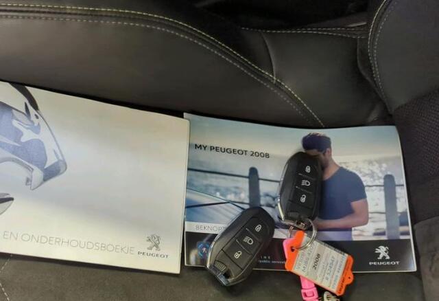 Peugeot 2008 1.2 131PK Automaat / GT Pack / Panoramadak / Trekhaak / HiFi-systeem FOCAL, / 1/2 Leder / Naviagatie / Pdc+Camera /