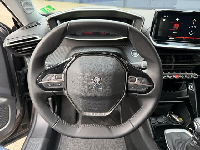 Peugeot 2008 1.2 Turbo 100 PK Allure Pack | 1e Eigenaarsauto met slechts 38.851 km! | Afneembare trekhaak 1200KG | Navigatie | Camera | Hoge Zitpositie | LED verlichting | Cruise Control | Climate Control | 17" Lichtmetalen Wielen | Groot Multimedia scherm met Apple C