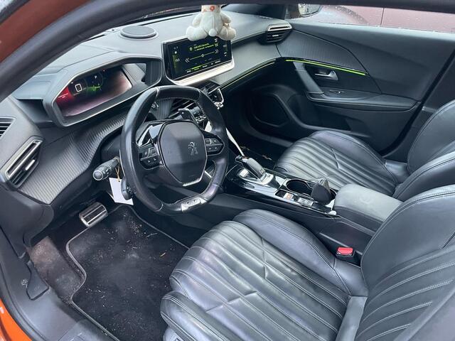 Peugeot 2008 GT-Line 1.2 PureTech 130PK EAT8 Automaat Navigatie, Achteruitrijcamera, Leder, Panoramadak, Stoelverwarming, Massage, Trekhaak