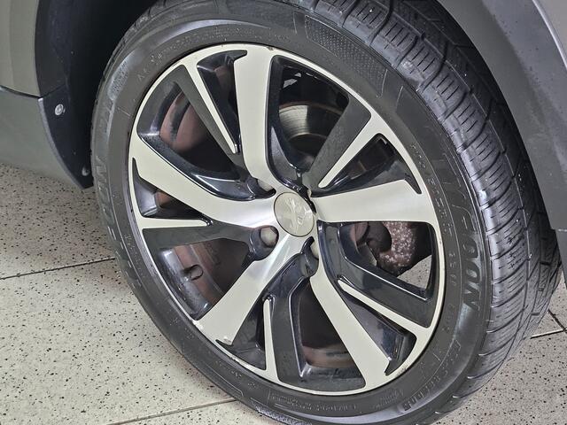 Peugeot 2008 1.2 PureTech GT-line/ D-Riem Verv. 161.000KM!/ Trekhaak/ Camera/ Sportstoelen/ Panorama-Dak/ DAB+/ Apple + Android/ 17'' LMV/ Navi/ Clima/ Cruise/ Elek. pakket/ Isofix/ Bluetooth/ Armsteun/ Multi. LEDER. Stuur.