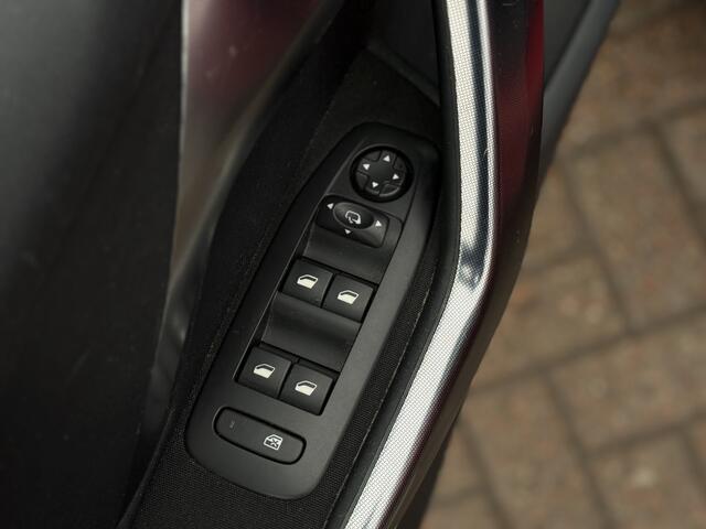 Peugeot 2008 1.2 PureTech Allure | Clima | Camera | Navigatie | Bluetooth | Panoramadak | Afn. Trekhaak | RIJKLAARPRIJS INCL 12 MAANDEN GARANTIE EN BEURT