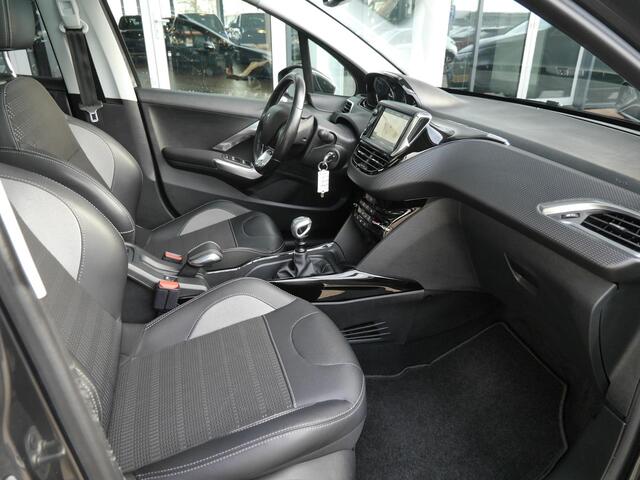 Peugeot 2008 1.2 PureTech Blue Lease Allure | 110PK | Trekhaak | Camera | Climate control | Lichtmetalen velgen | Navigatie | Cruise control