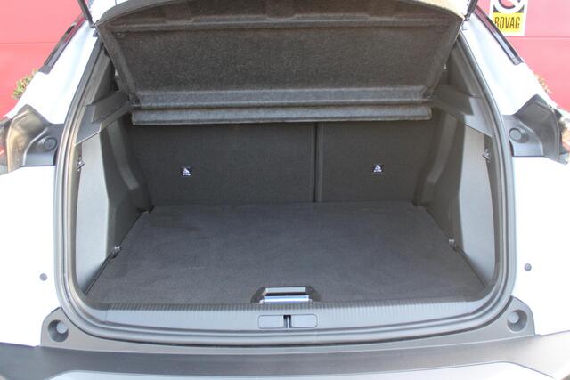 Peugeot 2008 1.2 145PK HYbrid GT | PANORAMISCH SCHUIF / KANTELDAK | NAVIGATIE | ADAPTIVE CRUISE CONTROL | DRAADLOOS APPLE CARPLAY / ANDOID-AUTO | DRAADLOOS LADEN | SFEER VERLICHTING | DODEHOEK DETECTIE | CAMERA VOOR / ACHTER | 18"EVISSA VELGEN | 3D COCKPIT | KEYLESS E