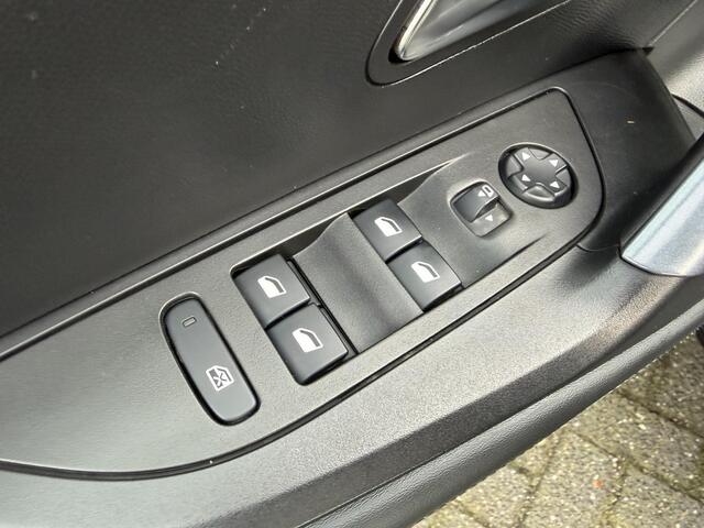 Peugeot 2008 1.2 PureTech Blue Lease Allure | Navigatie | Camera | Cruise Control | Climate Control | Trekhaak |